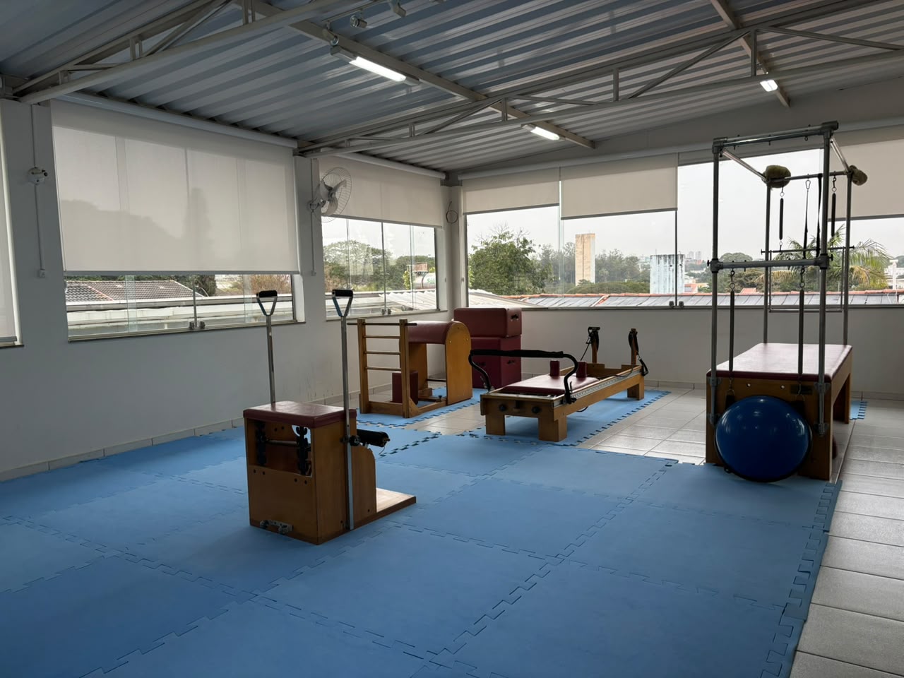 Aparelhos de Pilates no estúdio