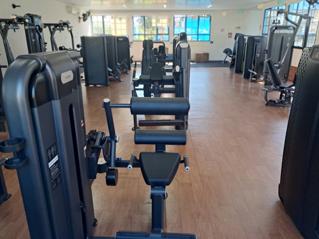 Sala de musculação com equipamentos