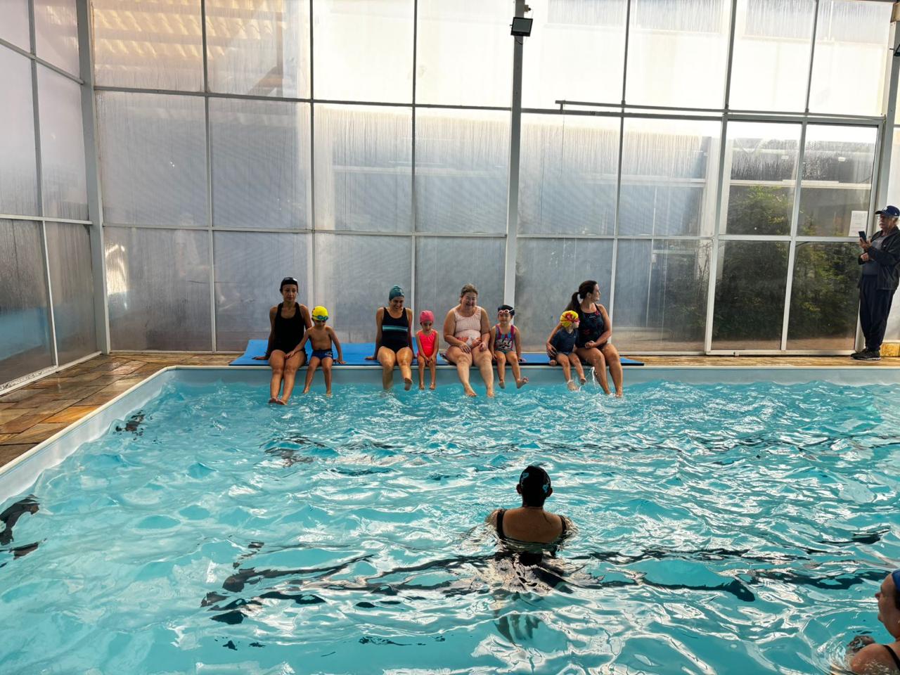 Turma de natação à beira da piscina