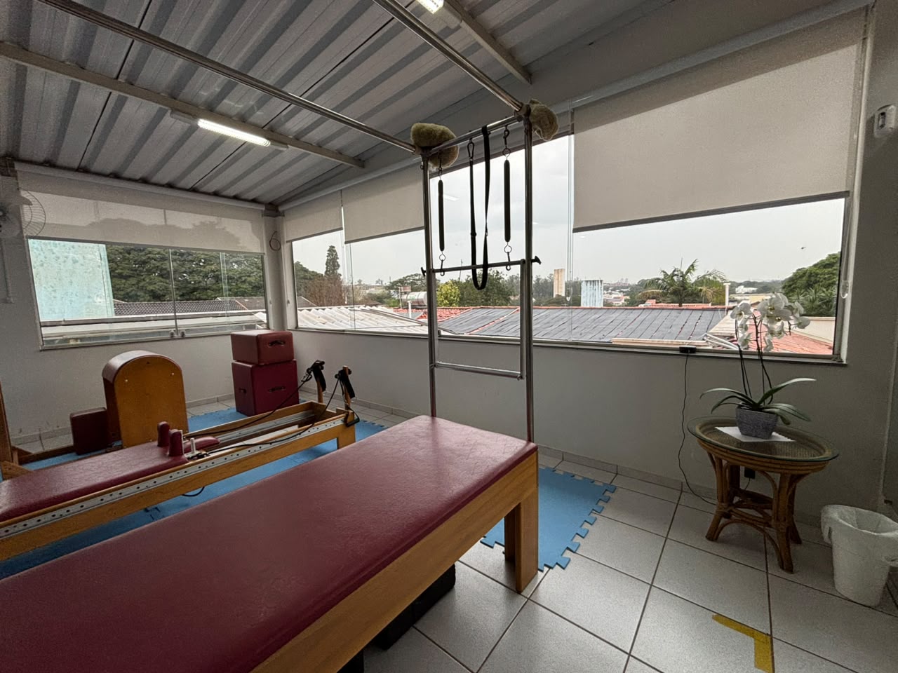 Reformer e Cadillac com vista para a cidade