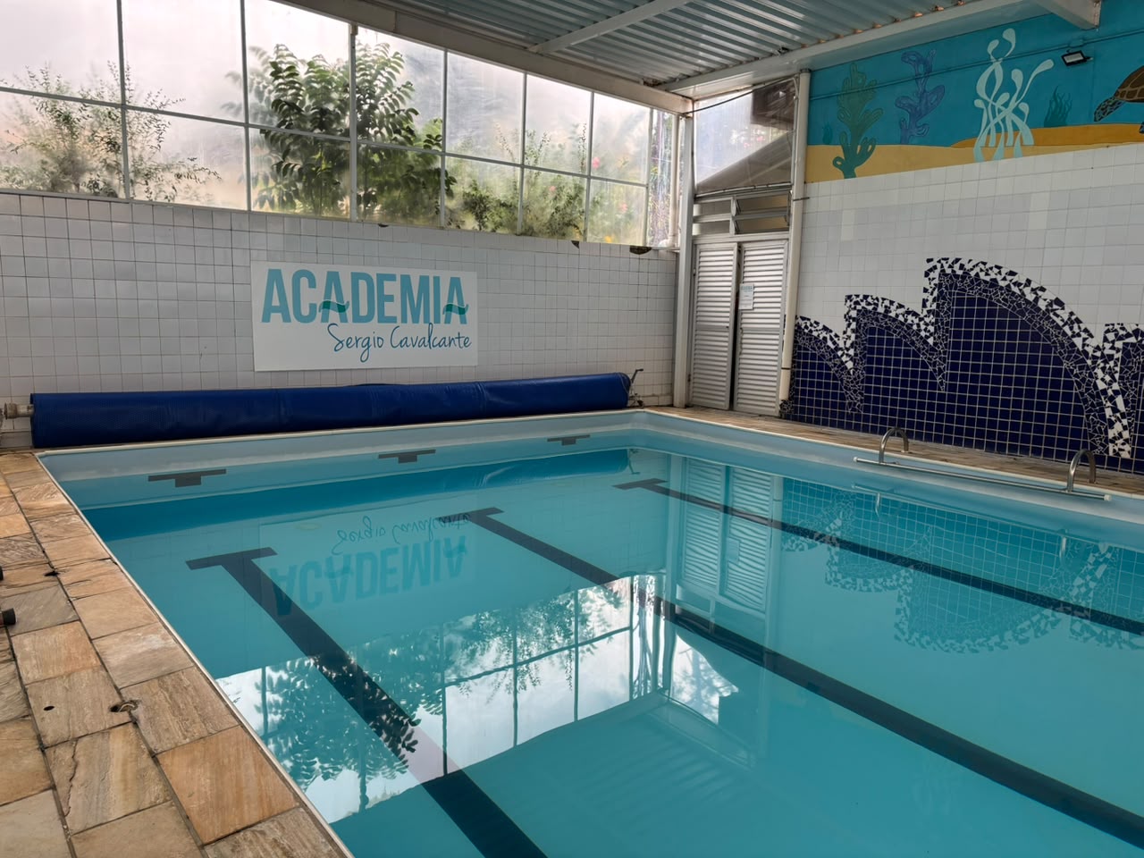 Vista da piscina coberta