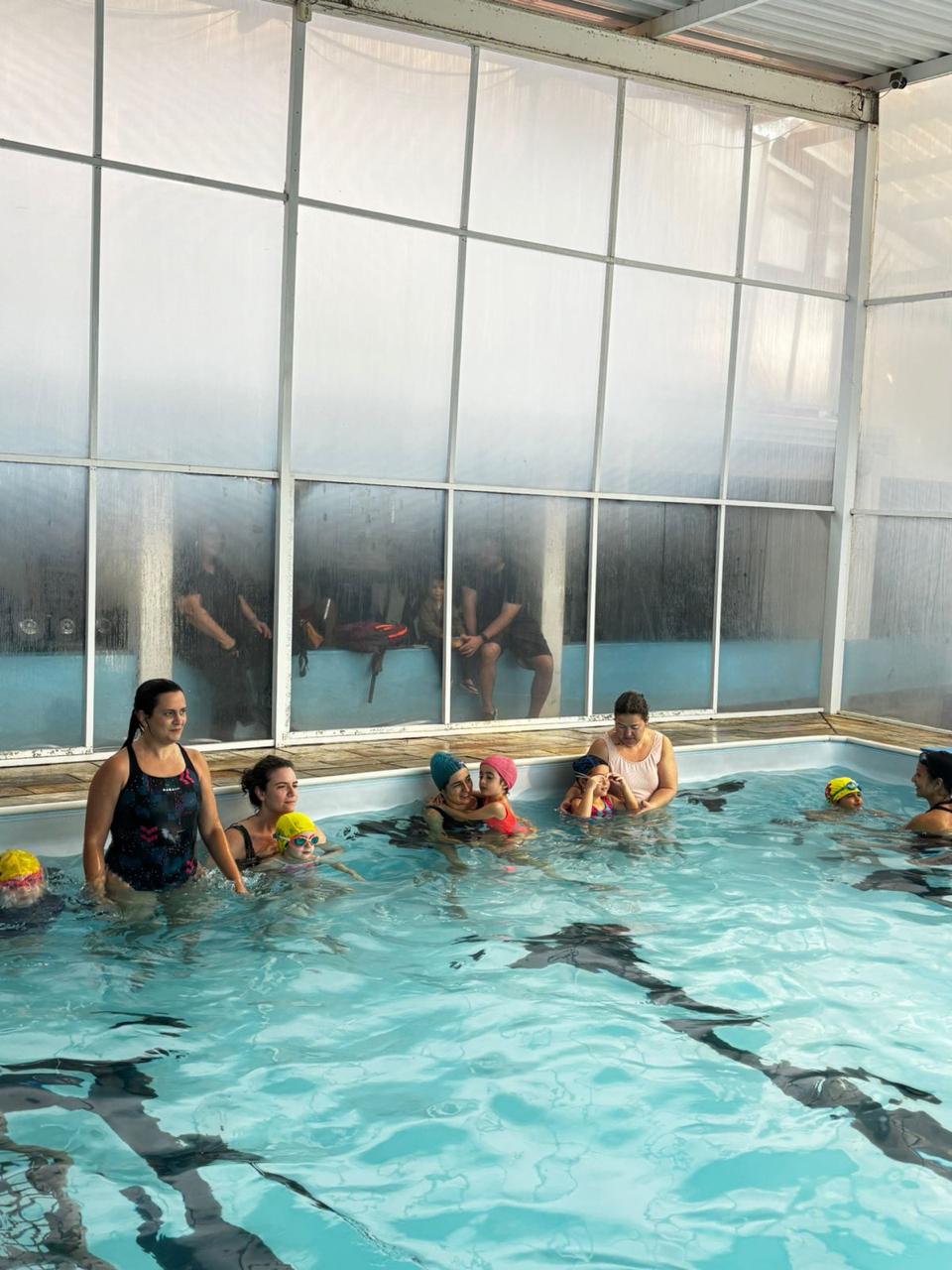 Aula de natação infantil na piscina
