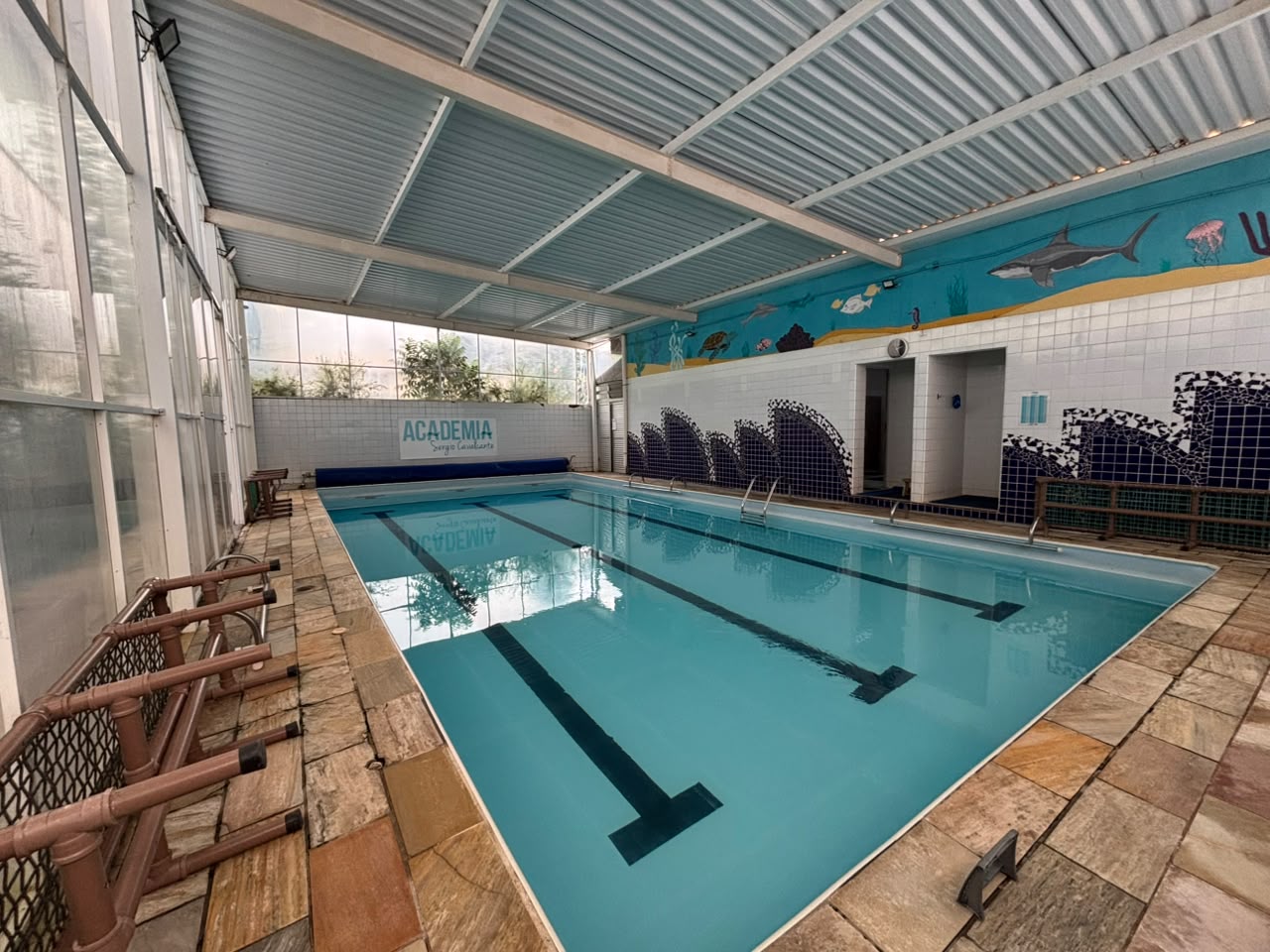 Ambiente da piscina com cobertura
